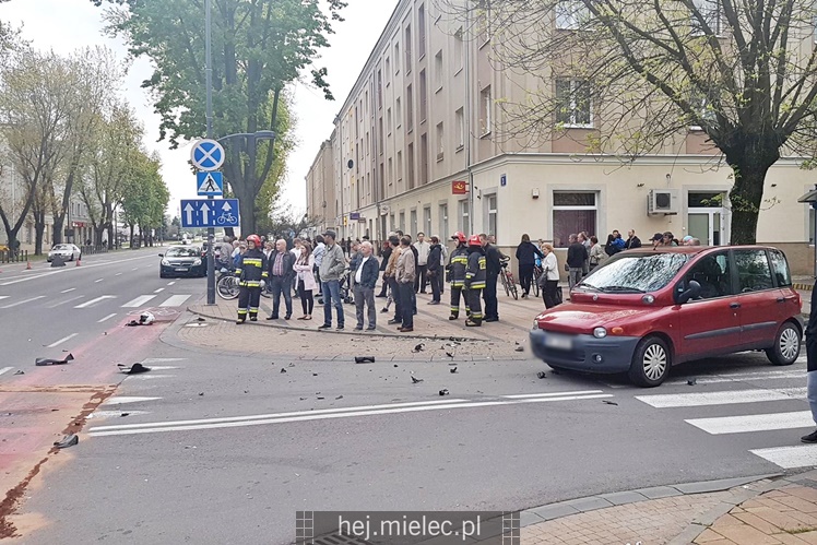 Zderzenie motocyklisty z osobówką w centrum miasta