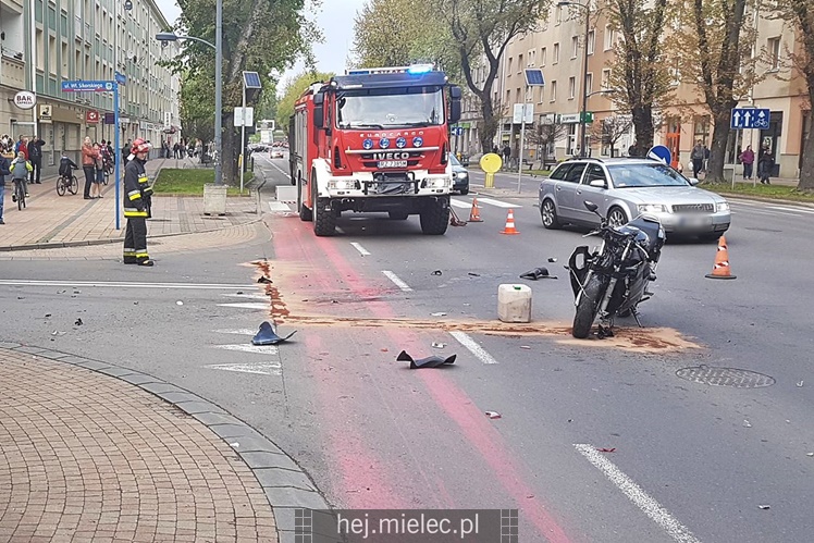 Zderzenie motocyklisty z osobówką w centrum miasta