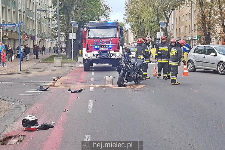 Zderzenie motocyklisty z osobówką w centrum miasta