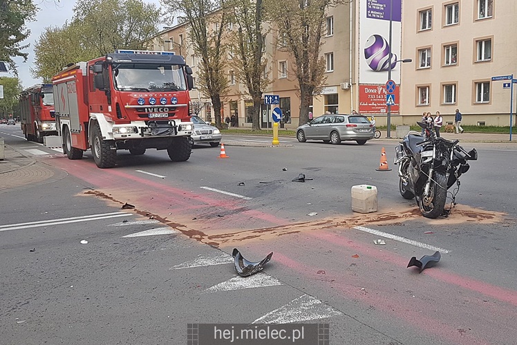 Zderzenie motocyklisty z osobówką w centrum miasta