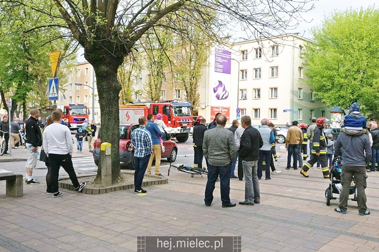 Zderzenie motocyklisty z osobówką w centrum miasta