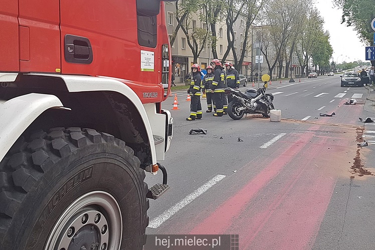 Zderzenie motocyklisty z osobówką w centrum miasta