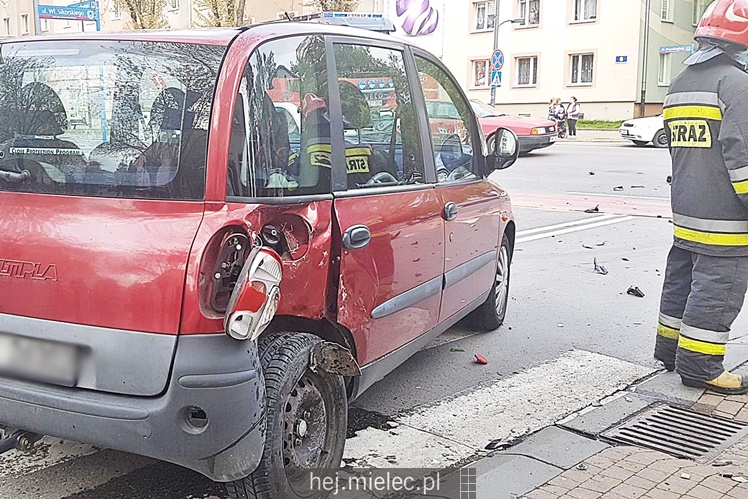 Zderzenie motocyklisty z osobówką w centrum miasta