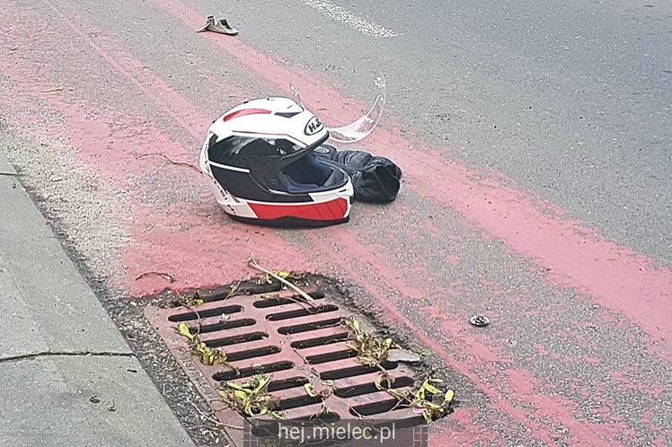 Zderzenie motocyklisty z osobówką w centrum miasta