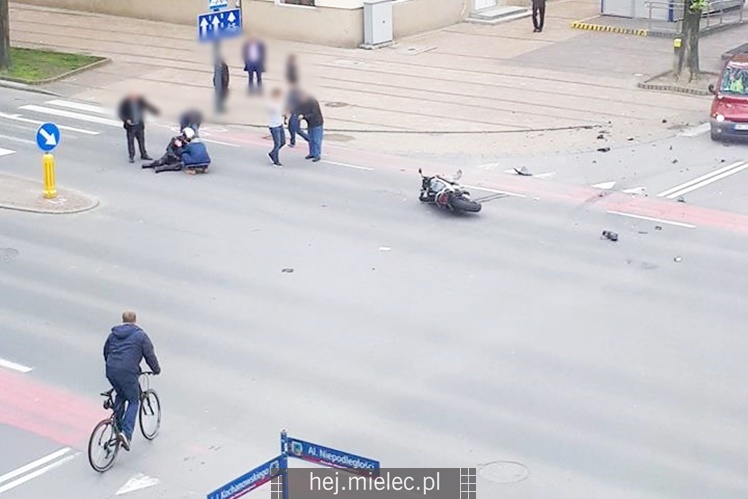 Zderzenie motocyklisty z osobówką w centrum miasta