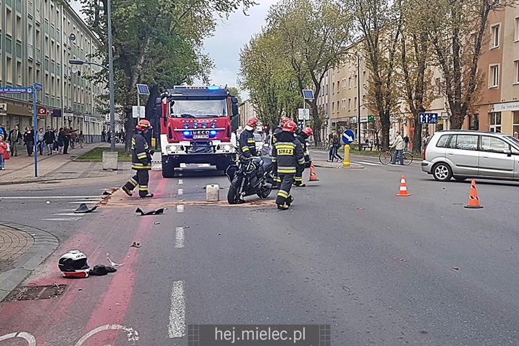 Zderzenie motocyklisty z osobówką w centrum miasta