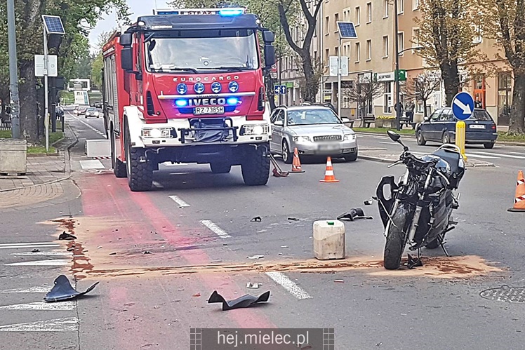 Zderzenie motocyklisty z osobówką w centrum miasta