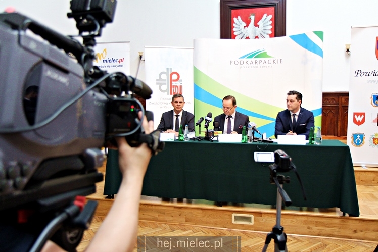 Podpisanie umowy na budowę mostu przez rzekę Wisłokę