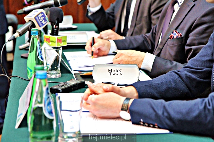 Podpisanie umowy na budowę mostu przez rzekę Wisłokę