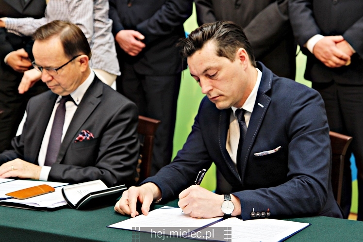 Podpisanie umowy na budowę mostu przez rzekę Wisłokę