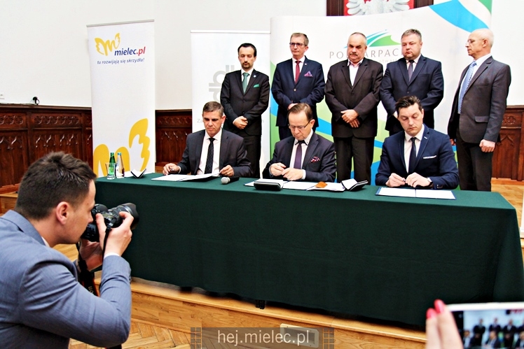 Podpisanie umowy na budowę mostu przez rzekę Wisłokę