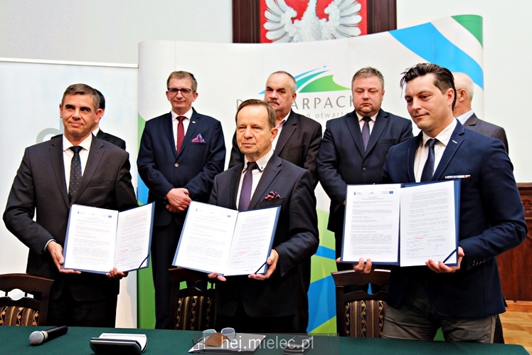 Podpisanie umowy na budowę mostu przez rzekę Wisłokę