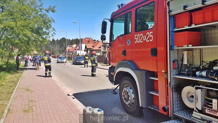 Dachowanie osobówki, kierowca odwieziony do szpitala