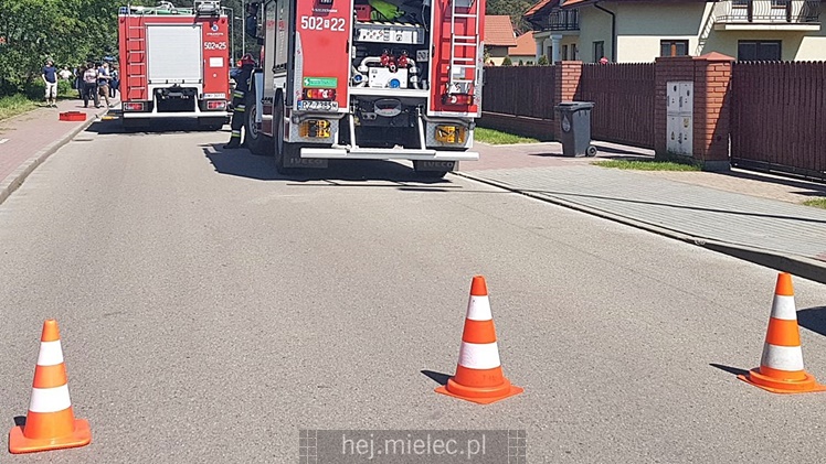 Dachowanie osobówki, kierowca odwieziony do szpitala