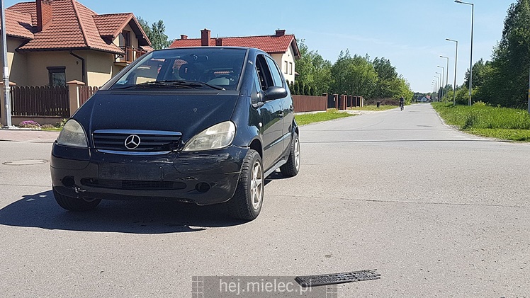 Dachowanie osobówki, kierowca odwieziony do szpitala