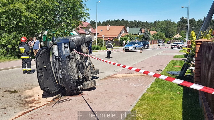 Dachowanie osobówki, kierowca odwieziony do szpitala