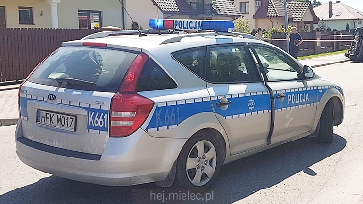 Dachowanie osobówki, kierowca odwieziony do szpitala