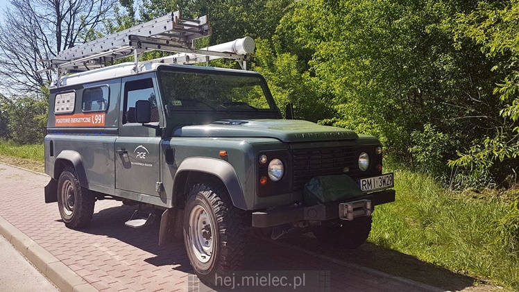 Dachowanie osobówki, kierowca odwieziony do szpitala