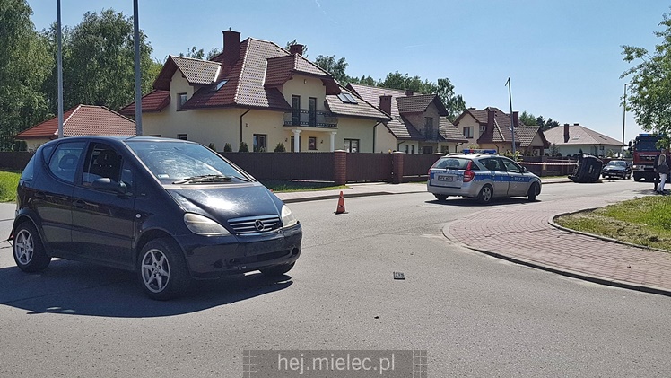 Dachowanie osobówki, kierowca odwieziony do szpitala