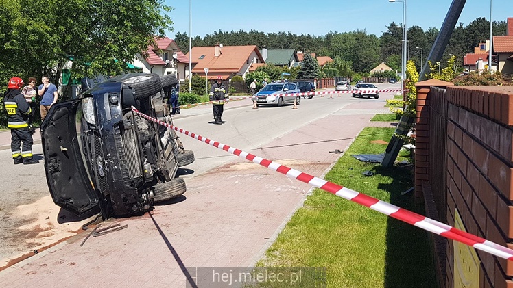 Dachowanie osobówki, kierowca odwieziony do szpitala