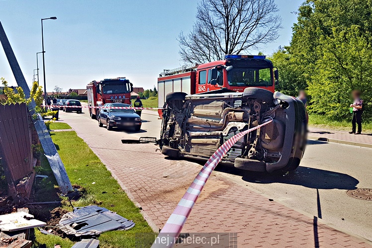 Dachowanie osobówki, kierowca odwieziony do szpitala