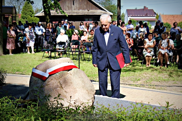 Rzochów przypomniał swoją historię. Kamień Pamięci stanął w Rynku na 635. rocznicę lokacji