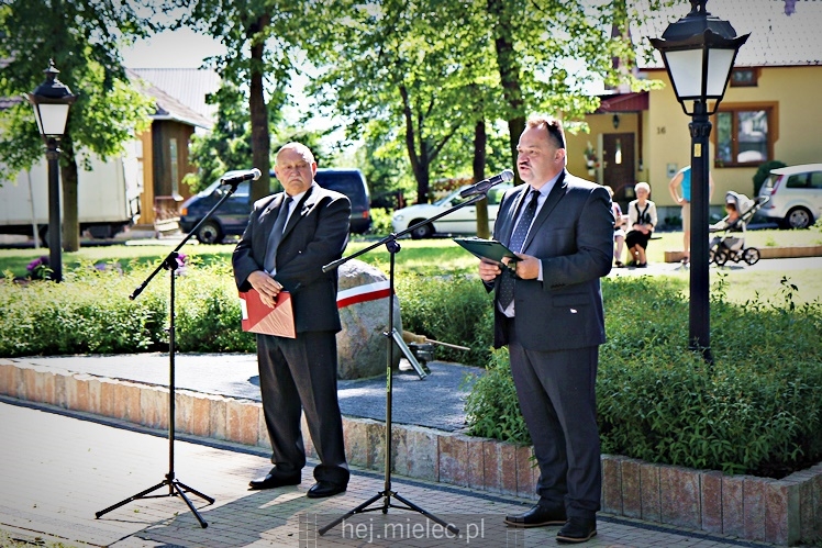 Rzochów przypomniał swoją historię. Kamień Pamięci stanął w Rynku na 635. rocznicę lokacji