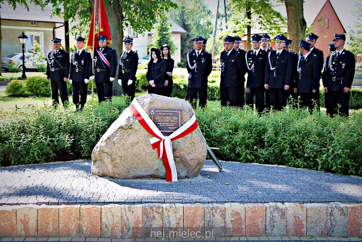 Rzochów przypomniał swoją historię. Kamień Pamięci stanął w Rynku na 635. rocznicę lokacji