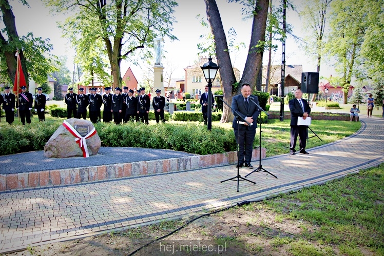Rzochów przypomniał swoją historię. Kamień Pamięci stanął w Rynku na 635. rocznicę lokacji