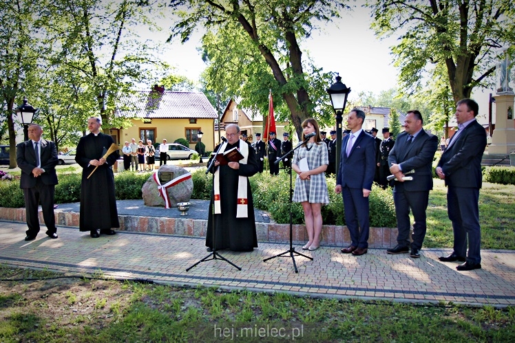 Rzochów przypomniał swoją historię. Kamień Pamięci stanął w Rynku na 635. rocznicę lokacji