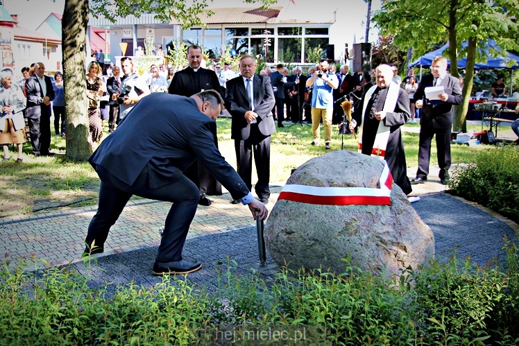 Rzochów przypomniał swoją historię. Kamień Pamięci stanął w Rynku na 635. rocznicę lokacji