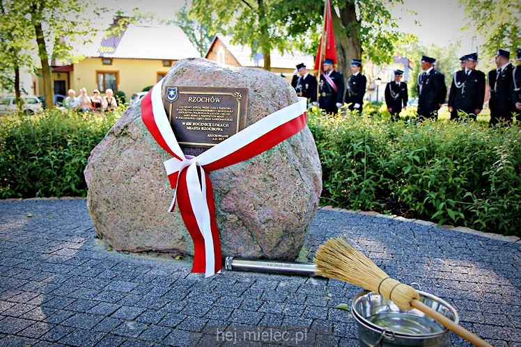 Rzochów przypomniał swoją historię. Kamień Pamięci stanął w Rynku na 635. rocznicę lokacji