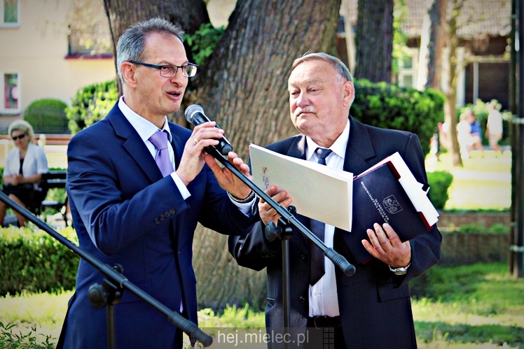 Rzochów przypomniał swoją historię. Kamień Pamięci stanął w Rynku na 635. rocznicę lokacji