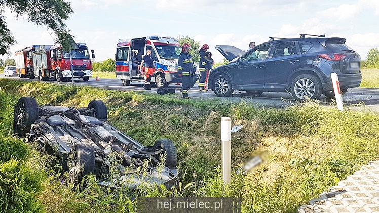 Zderzenie dwóch osobówek i dachowanie w rowie