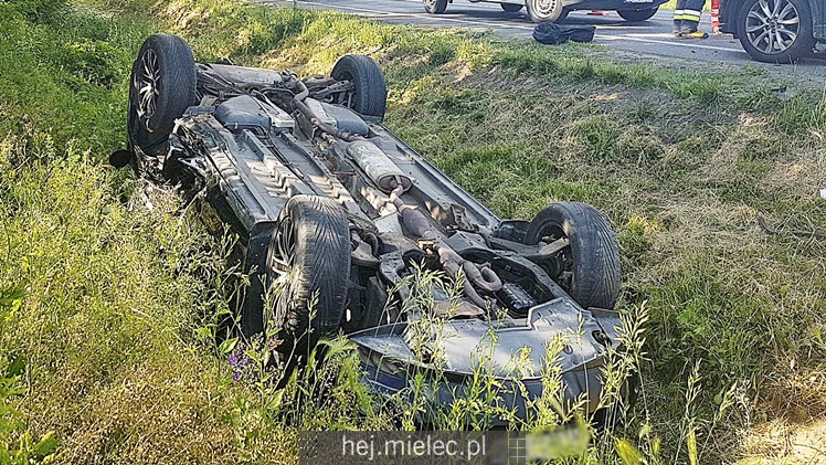 Zderzenie dwóch osobówek i dachowanie w rowie