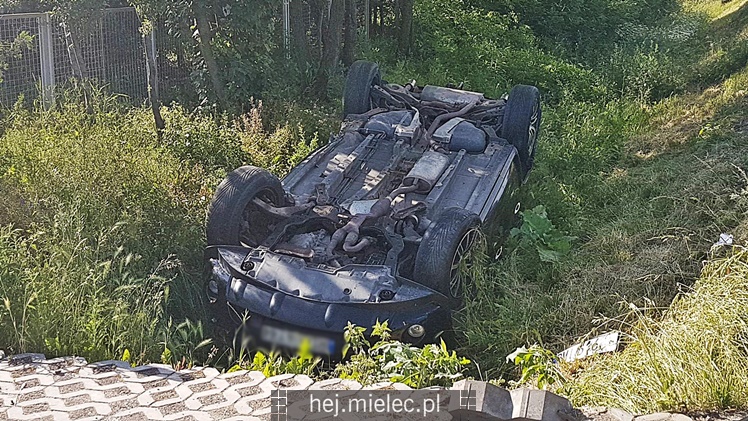 Zderzenie dwóch osobówek i dachowanie w rowie