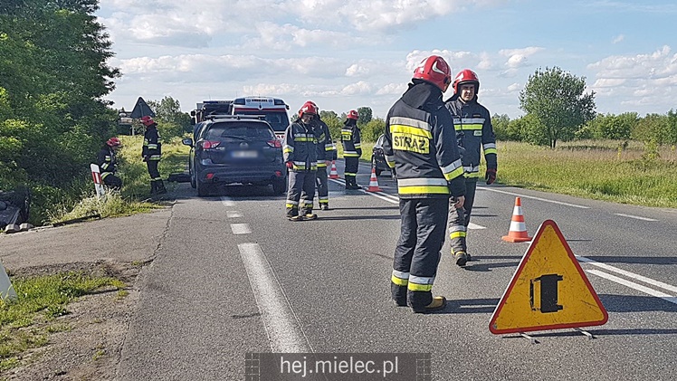 Zderzenie dwóch osobówek i dachowanie w rowie