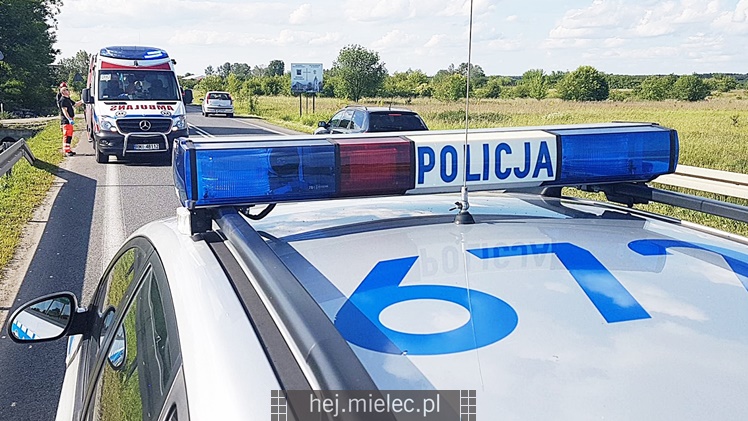 Zderzenie dwóch osobówek i dachowanie w rowie