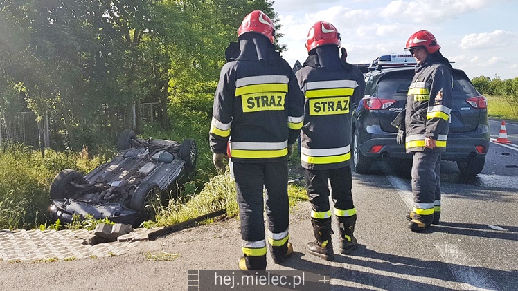 Zderzenie dwóch osobówek i dachowanie w rowie