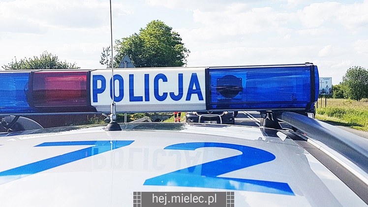 Zderzenie dwóch osobówek i dachowanie w rowie