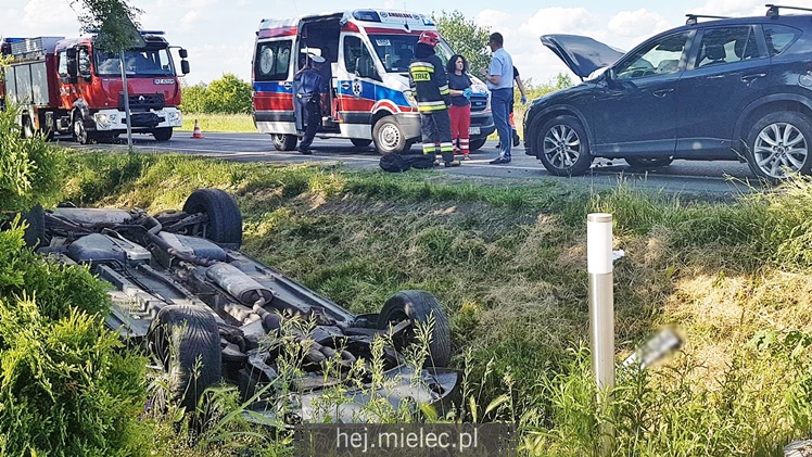 Zderzenie dwóch osobówek i dachowanie w rowie