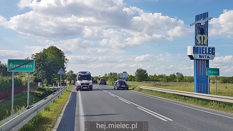 Zderzenie dwóch osobówek i dachowanie w rowie