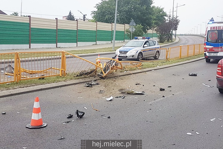 Toyota uderzyła w bariery na wiadukcie