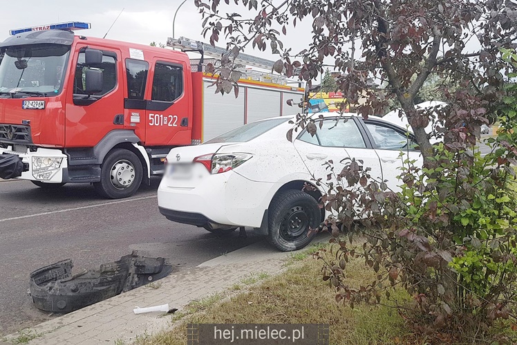 Toyota uderzyła w bariery na wiadukcie