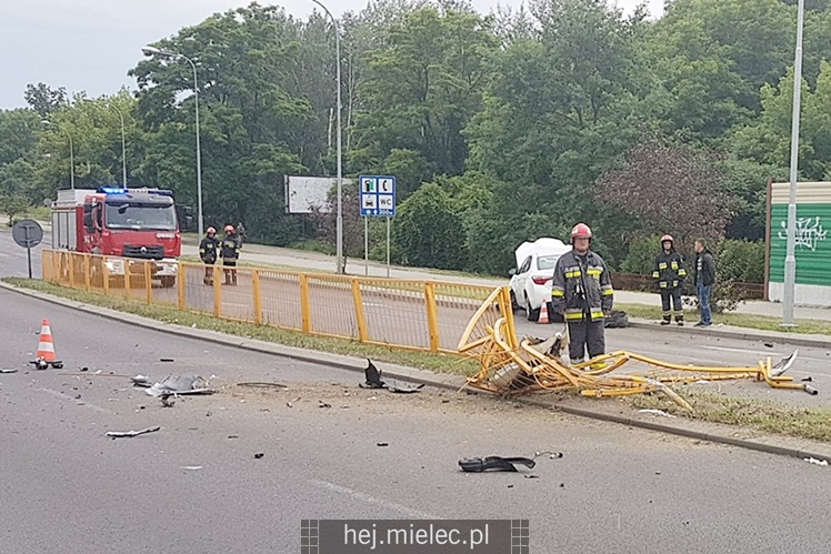 Toyota uderzyła w bariery na wiadukcie