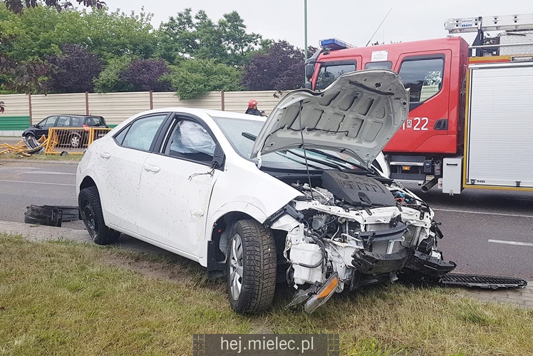 Toyota uderzyła w bariery na wiadukcie