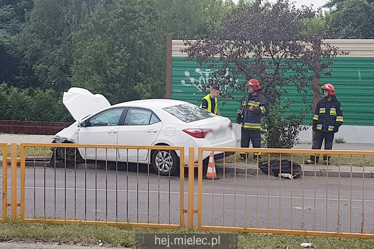 Toyota uderzyła w bariery na wiadukcie
