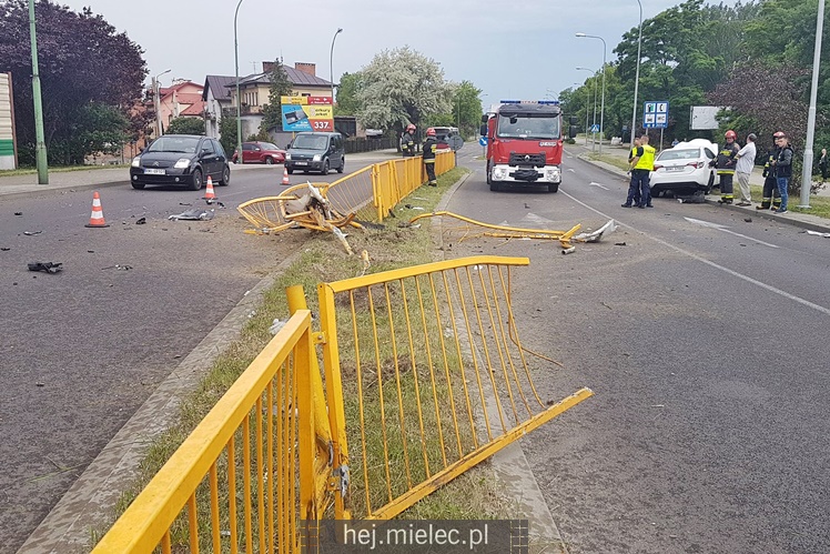 Toyota uderzyła w bariery na wiadukcie