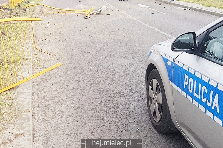 Toyota uderzyła w bariery na wiadukcie