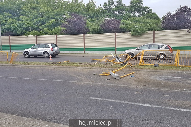 Toyota uderzyła w bariery na wiadukcie